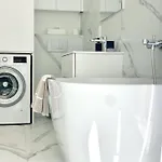 Luxuriously Furnished Bright Newly Renovated Oasis Appartement