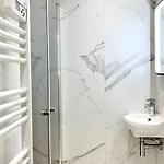 Luxuriously Furnished Bright Newly Renovated Oasis Appartement