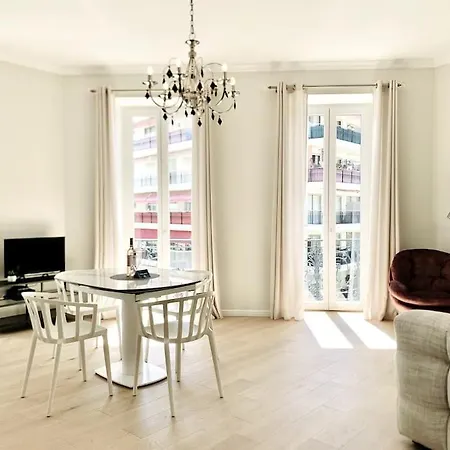 Luxuriously Furnished Bright Newly Renovated Oasis * ניס
