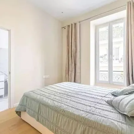 Luxuriously Furnished Bright Newly Renovated Oasis דירה
