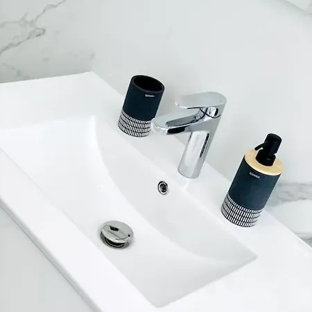 Luxuriously Furnished Bright Newly Renovated Oasis * ניס