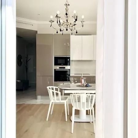 Luxuriously Furnished Bright Newly Renovated Oasis דירה