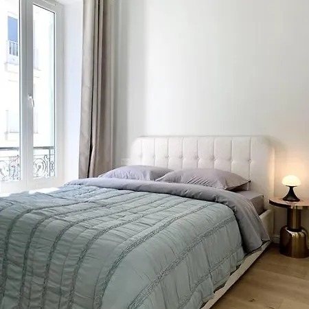 Luxuriously Furnished Bright Newly Renovated Oasis דירה ניס