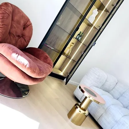 Luxuriously Furnished Bright Newly Renovated Oasis דירה