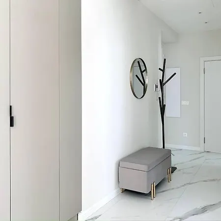 Luxuriously Furnished Bright Newly Renovated Oasis דירה *