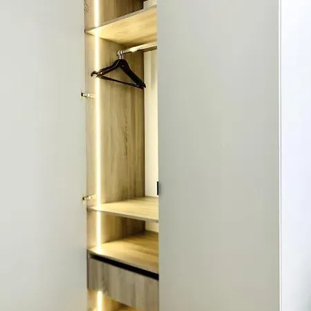 Luxuriously Furnished Bright Newly Renovated Oasis * ניס