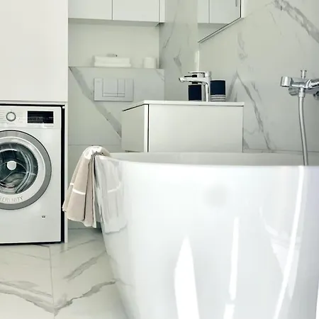 Luxuriously Furnished Bright Newly Renovated Oasis דירה