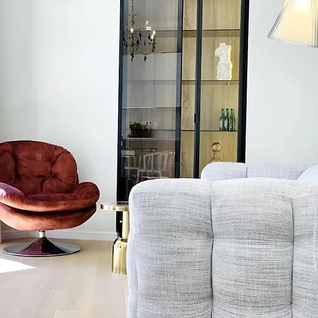 Luxuriously Furnished Bright Newly Renovated Oasis דירה *