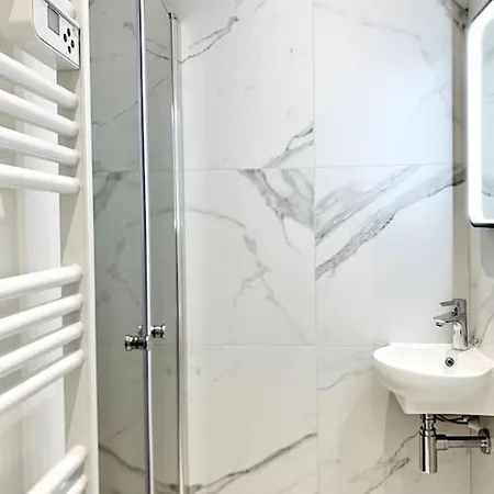 Luxuriously Furnished Bright Newly Renovated Oasis דירה