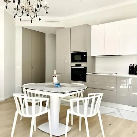 Luxuriously Furnished Bright Newly Renovated Oasis דירה ניס