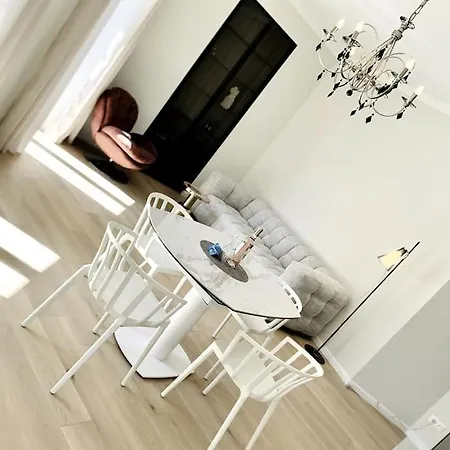 Luxuriously Furnished Bright Newly Renovated Oasis * ניס
