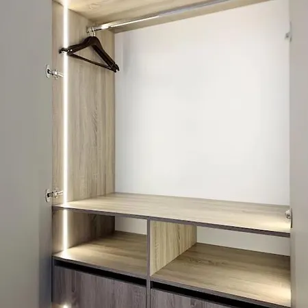 Luxuriously Furnished Bright Newly Renovated Oasis דירה