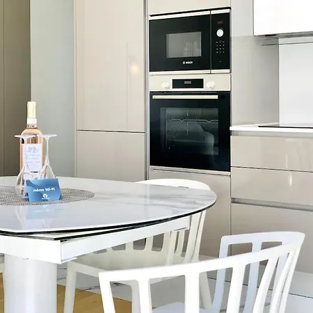 Luxuriously Furnished Bright Newly Renovated Oasis דירה *