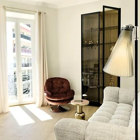 Luxuriously Furnished Bright Newly Renovated Oasis דירה *