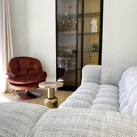 Luxuriously Furnished Bright Newly Renovated Oasis